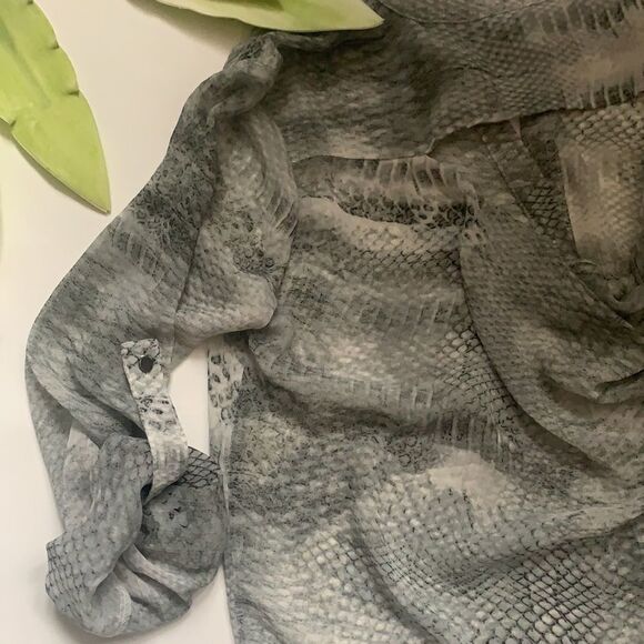 🌟JENNIFER Lopez Button Down Blouse⭐️ - Picture 13 of 13